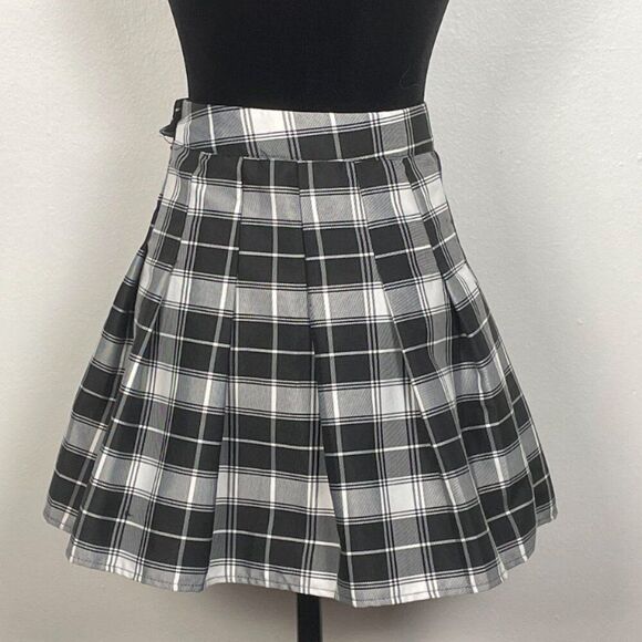 Classic Black & White Pleated Plaid Mini Skirt - Picture 4 of 4